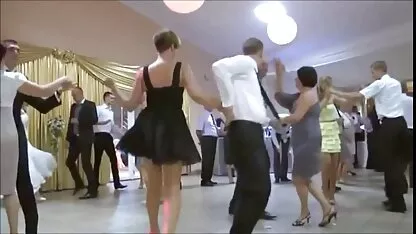 رفیق با دست خود از پاشنه بلند بالای جمجمه مادر می لرزد و سکسخفن متحرک سپس به داخل سوراخ فشار می آورد