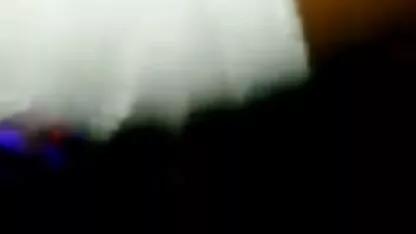 عوضی موی تیره با کلاه کوتاه در انجمن کیر و کوس چهره پسر پیچیده شد