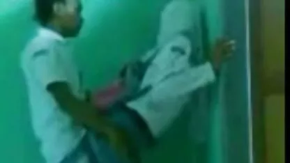 یک خبره مد جوان را در یک ماشین درست عكس كون كس کنید