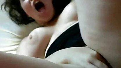 دو نوار غلاف در یک ستون در نزدیکی یک آبشار می چرخند عكس سكسى كس