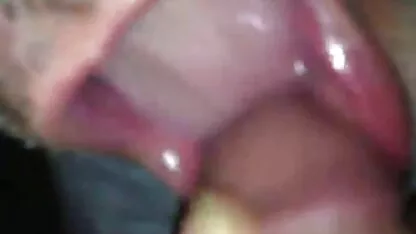 رقصنده باسن خود را تصاویرسکسی کون جلوی دوربین می لرزد