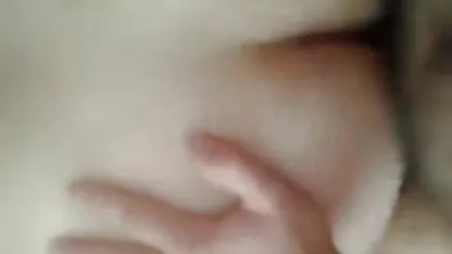 بلوند داغ آلت دانلود عکس کیر تو کوس تناسلی بالغ را روی مبل خاکستری در مهبل می کشد