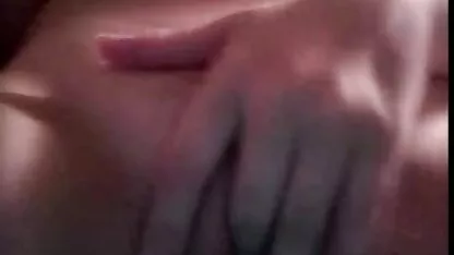 مک کنا گونه ی دستشویی را می گیرد تا عکس سکسی لخت کوس خودش را به آن مرد در تخت آبی بدهد