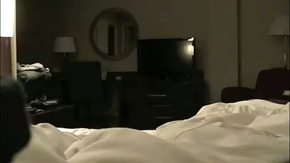 یک زن با لباس زیر سفید بر روی کلاه و یک dildo عکس سکسی کون و کس در مقعد می پرید