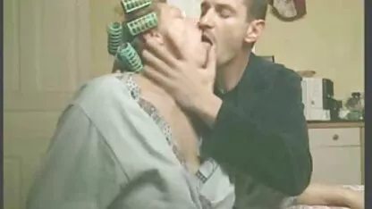 سبزه لاغر خودش را با یک dildo سیاه روی عکس کوس کون سینه بیدمشک کف چکش کرد