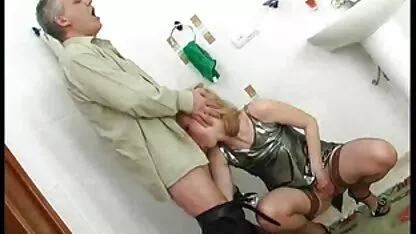 بلوند با الاغ بزرگ روی دو چهار عکس متحرک سکس حشری پا ایستاده است ، با دو سیاه