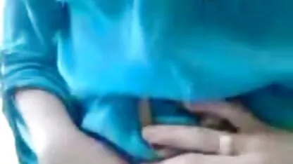 آبونی با یک دیک بزرگ عکس متحرک کیر و کوس مامان را با لباس زیر مشکی گرفت
