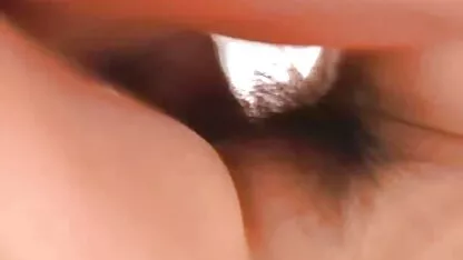 سیاه پوست پارچه ای را بر روی پوست گاو فشار می دهد و سپس عکسکیر تو کس آن را به داخل سوراخ می اندازد