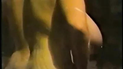 سبزه در یک گربه با یک dildo عکس سکسی کوس خارجی سیاه و سفید در اتاق نشیمن به خودش می چسبد