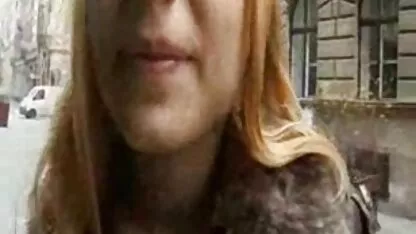 Busty Milf در یک پیراهن سیاه سینه های خود را جلوی عكس سكسى كون وب کم می پوشاند