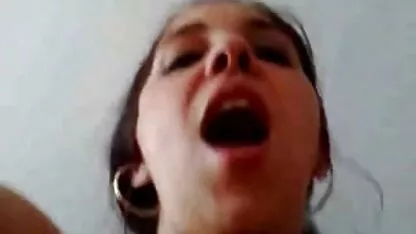 زن پوست عكس كير و كون دار جلوی یک وب کم استمناء می کند