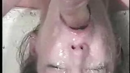 زنان نقاشی گربه او را لیسیدند و عکس کونوکوس انگشتان دست خود را بوسیدند