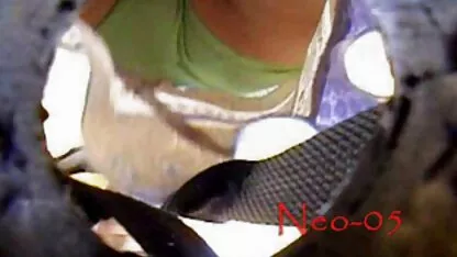 جوجه ای با پیراهن قرمز در عکس کون کس سکسی هنگام اجرا با یک بیدمشک مو می درخشد