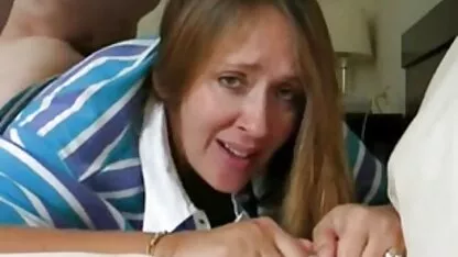 شریک بلوند نازک مو را به دست می گیرد و دهان خود را بر روی آلت تناسلی عکسهای کوس سکس مرد می گذارد