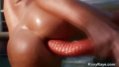 در جوراب ساق بلند ، خانم در یک dildo سکسیکوس کون بزرگ سیاه قرار دارد