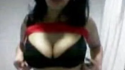 افراد باریک و انعطاف پذیر در طول کوس کیر متحرک مسابقه برهنه بر روی یک ستون می رقصند