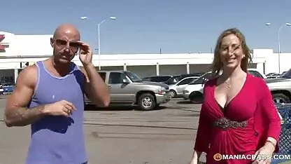 دوست عکس های سکسی کوس و کیر بلوند را با سینه های بزرگ نزدیک پنجره می گیرد